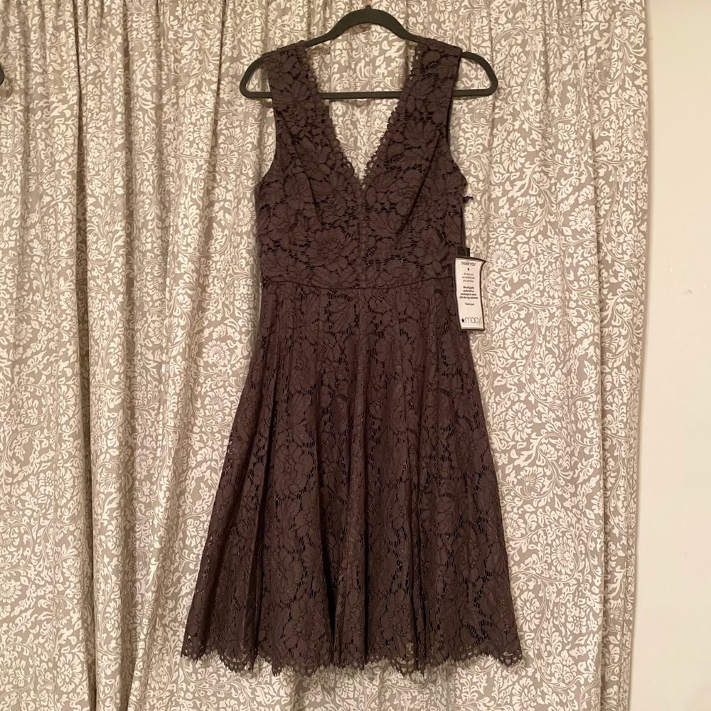 Vera Wang sleeveless scallop lace cocktail dress
